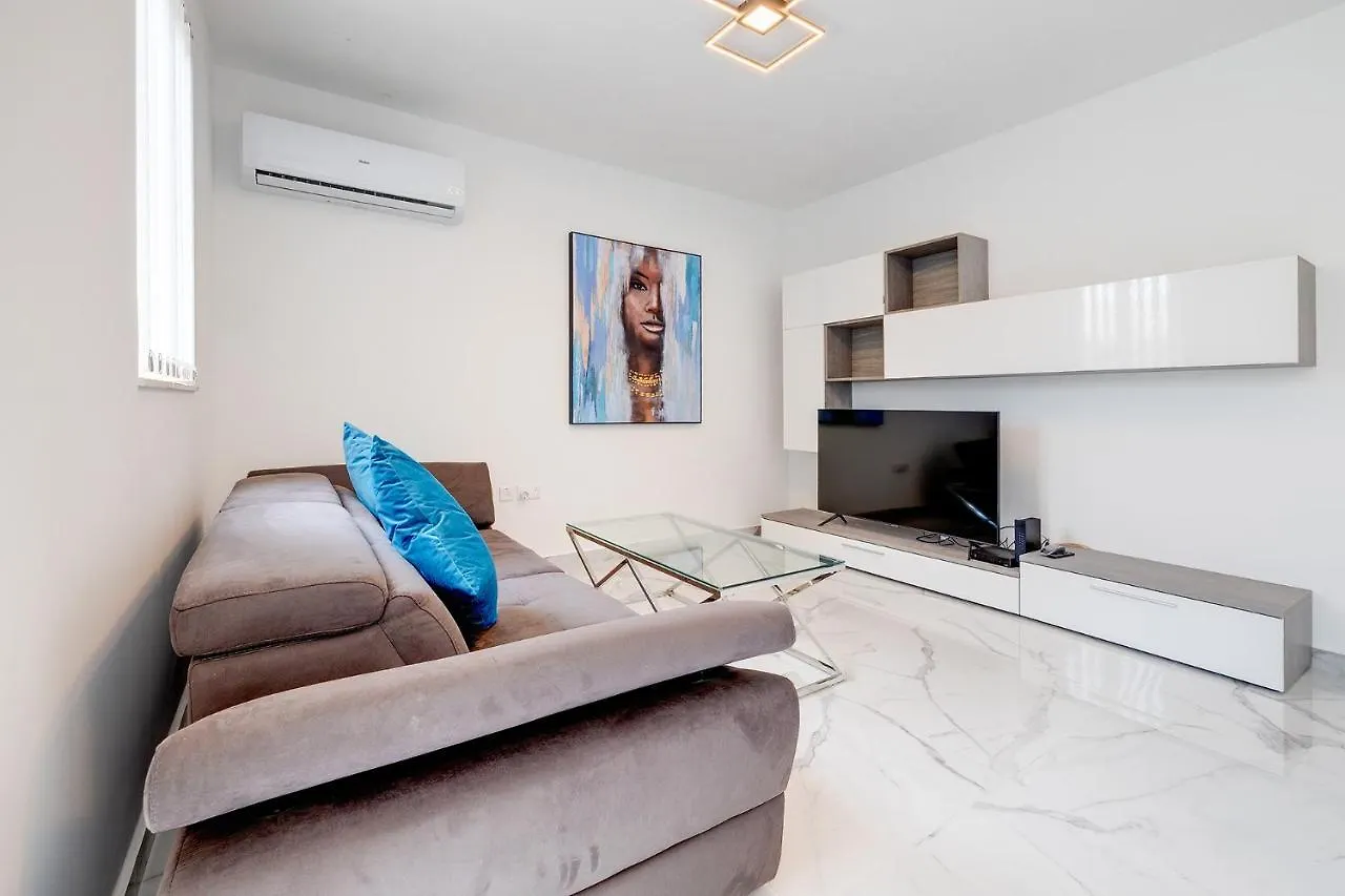 Deluxe Apartment Steps To St Georges Bay联系方式