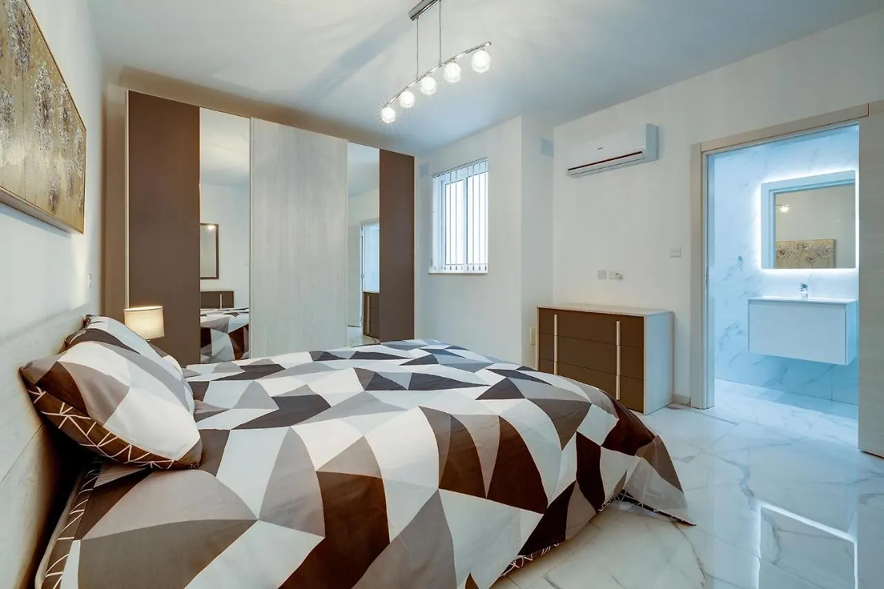 Deluxe Apartment Steps To St Georges Bay Saint Julian's 马耳他