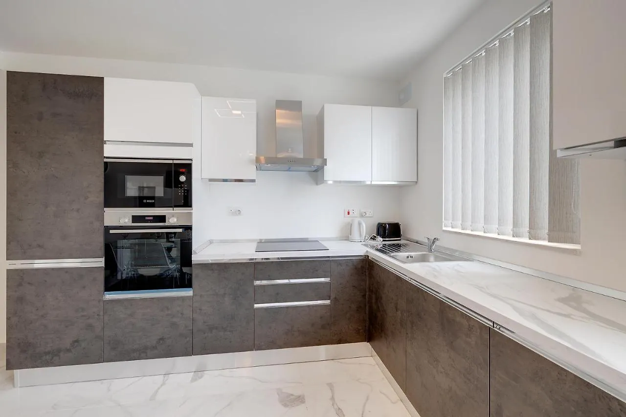 Deluxe Apartment Steps To St Georges Bay Saint Julian's 0*,  马耳他